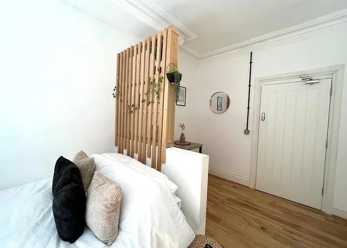 Flat 12, 10 St John'S Road